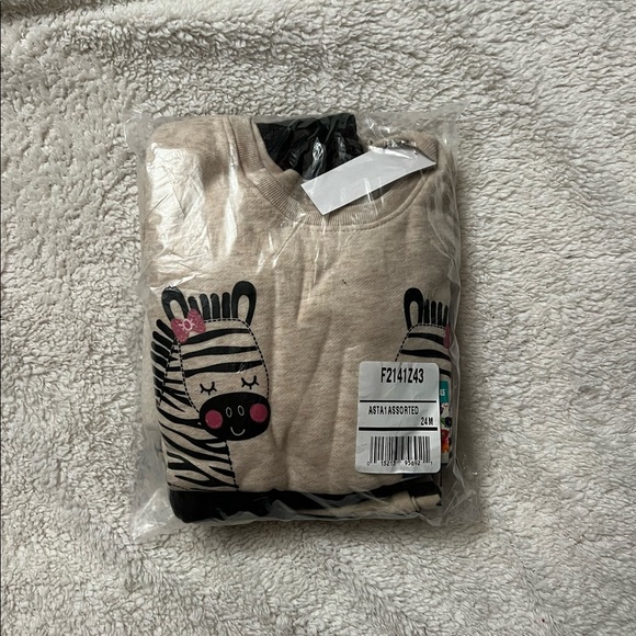 Garanimals Baby Girls' Fleece Top and Pants
Set 4-Piece, Size 24 Months - Picture 6 of 6